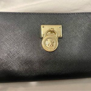 Michael kors signature mk zipper clutch wallet black, perfect condition